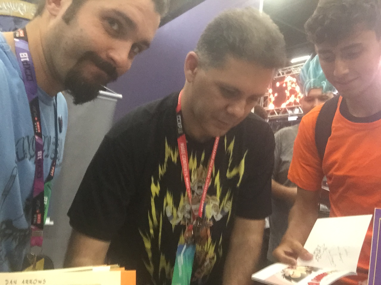 Dan Arrows e Wendel Bezerra assinam o livro Trocadilhos DB na CCXP 2018